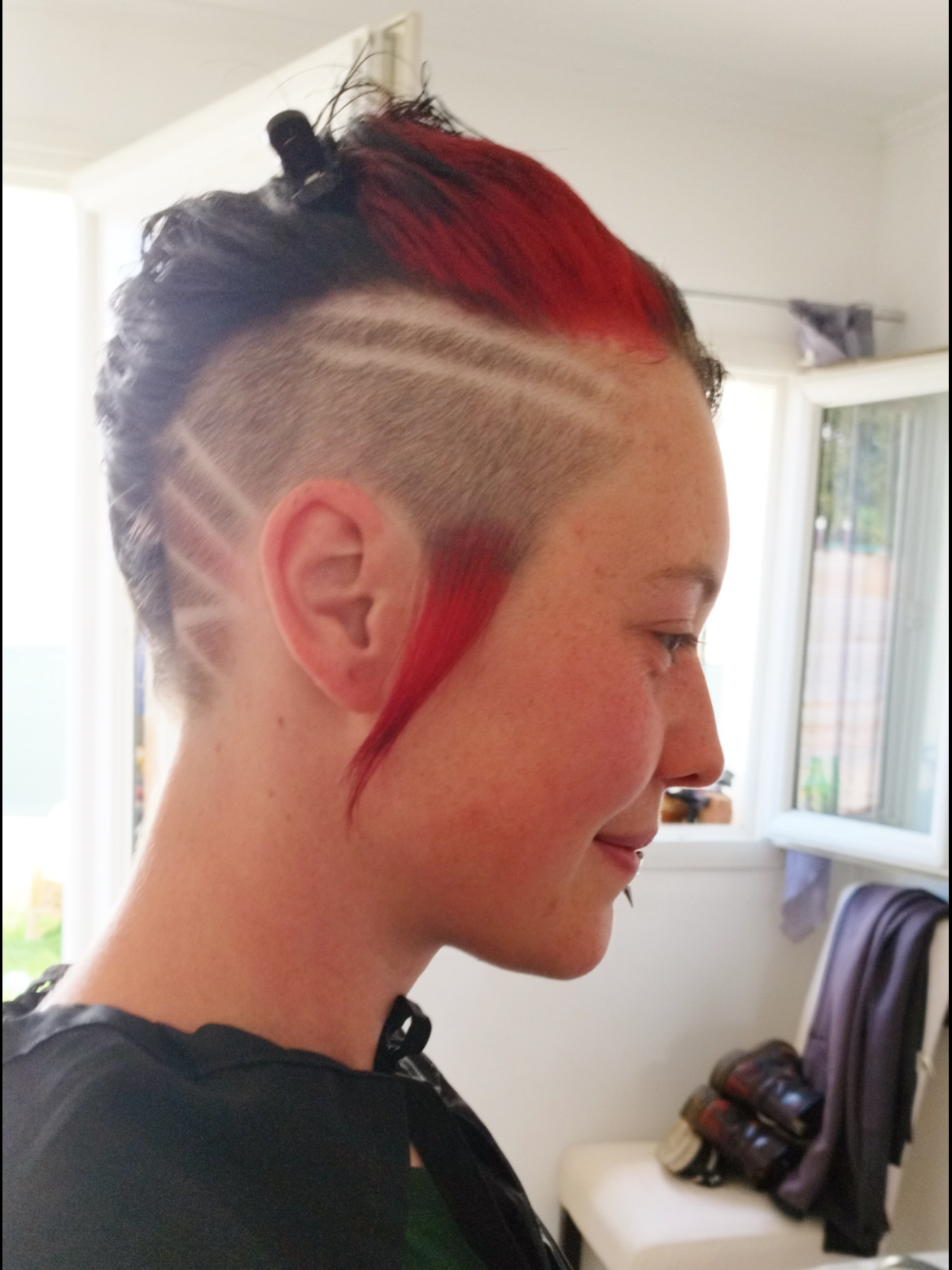 Coupe créative noire et rouge