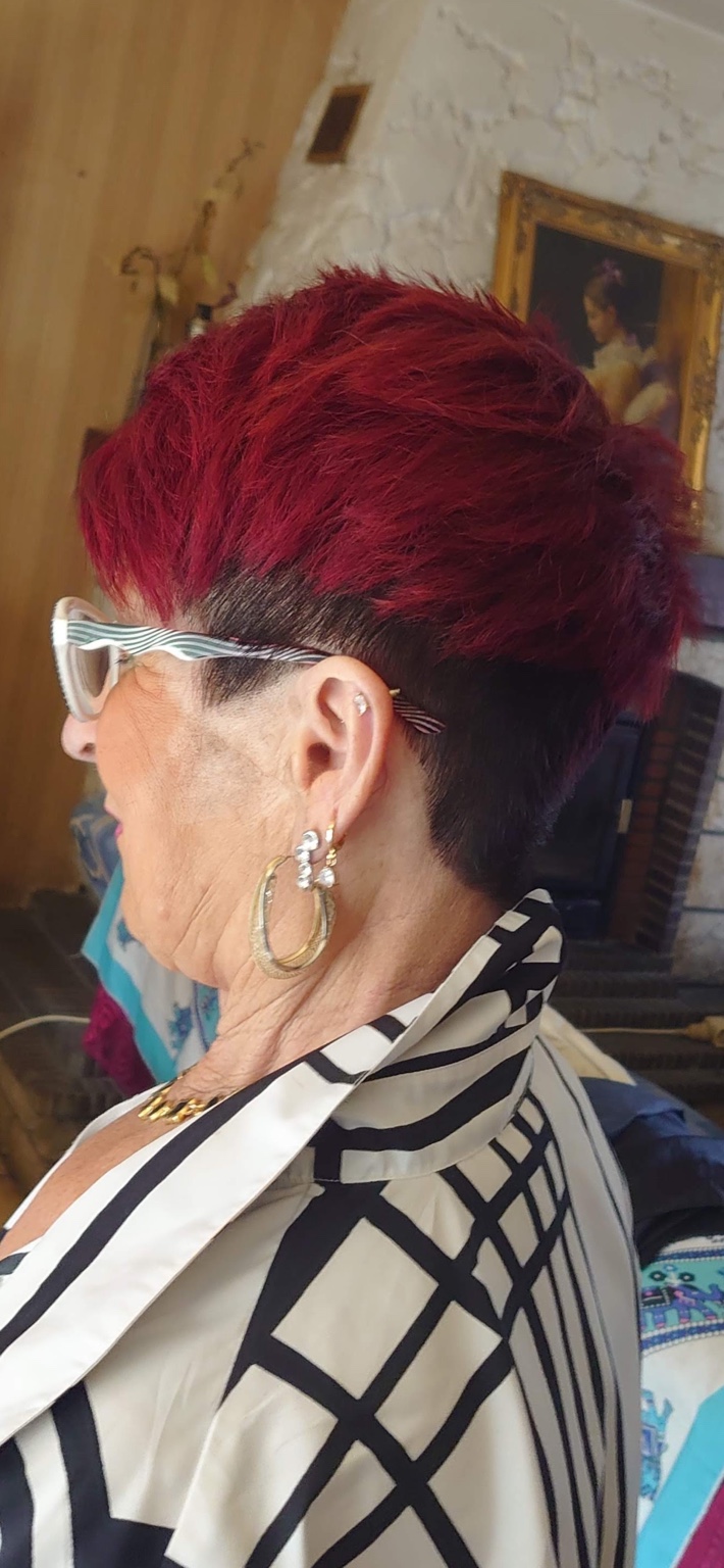 Coupe courte rouge intense