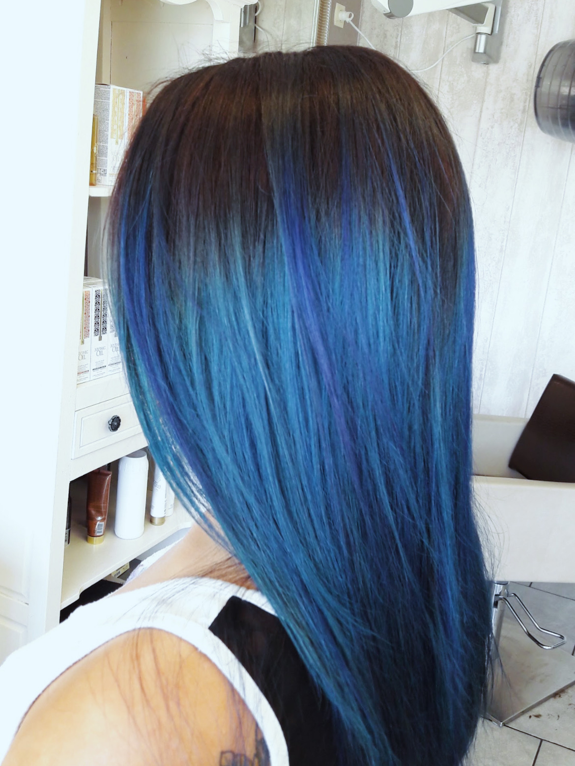 Coloration bleue sur cheveux longs