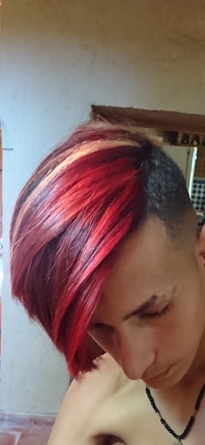 Coupe asymétrique rouge