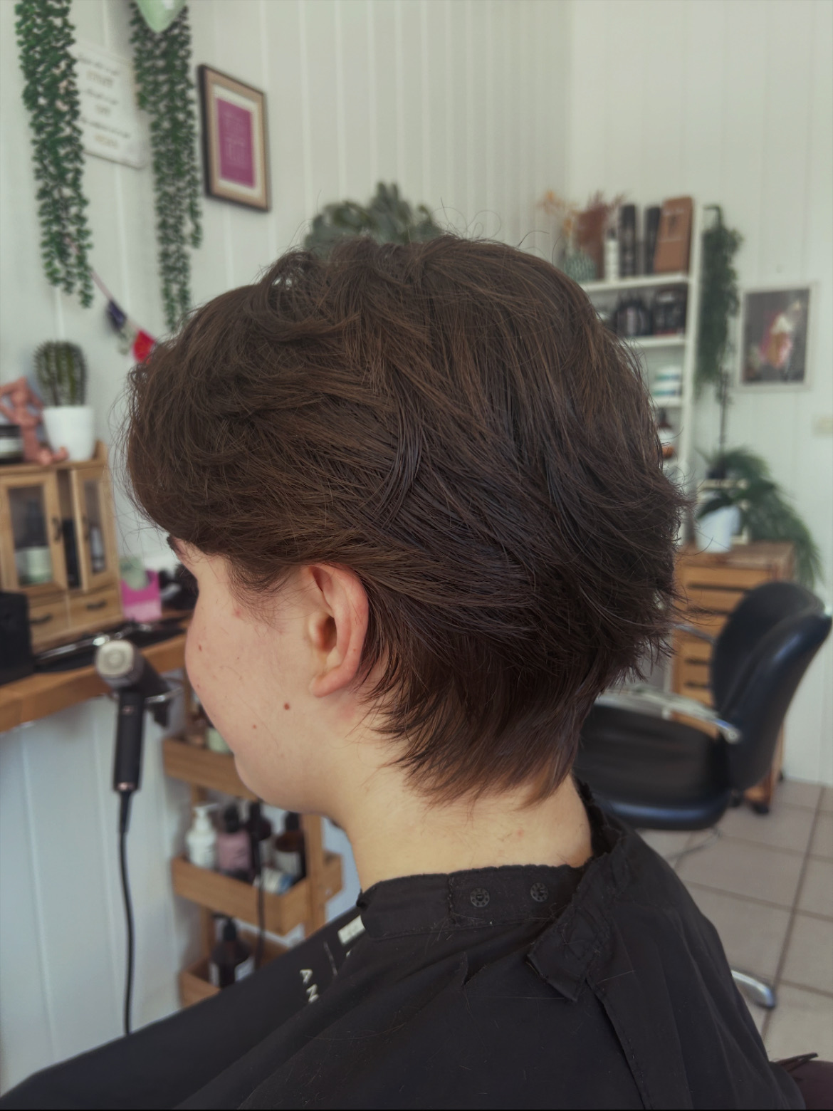 Coupe courte brune tout en mouvement